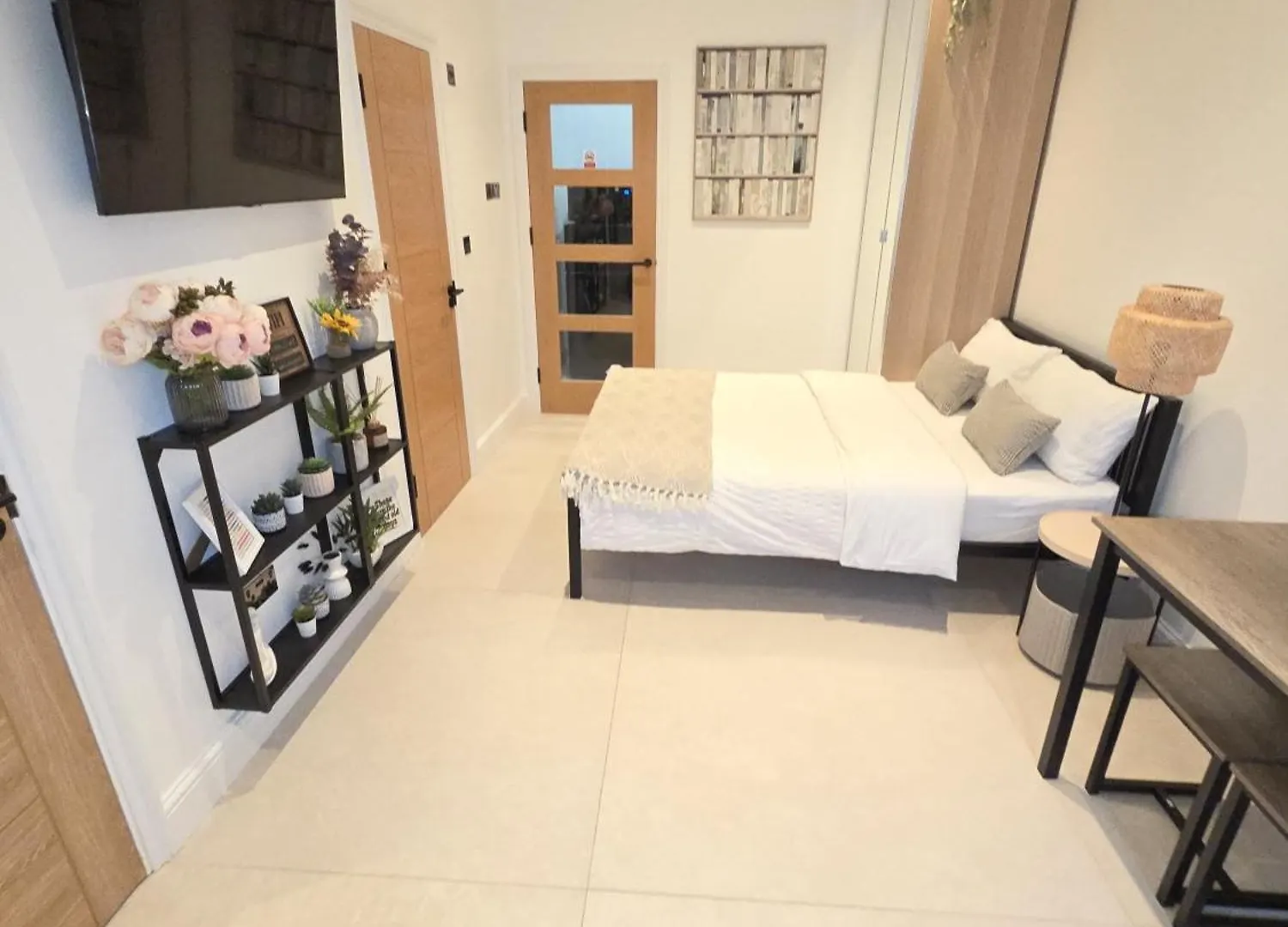 Chic Apartment E10 London 0*,